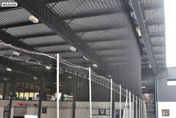 Montaż solidnego ogrodzenia na lodowisku do hokeja podnosi prestiż tego miejsca. Jest ono postrzegane jako profesjonalne i bezpieczne.